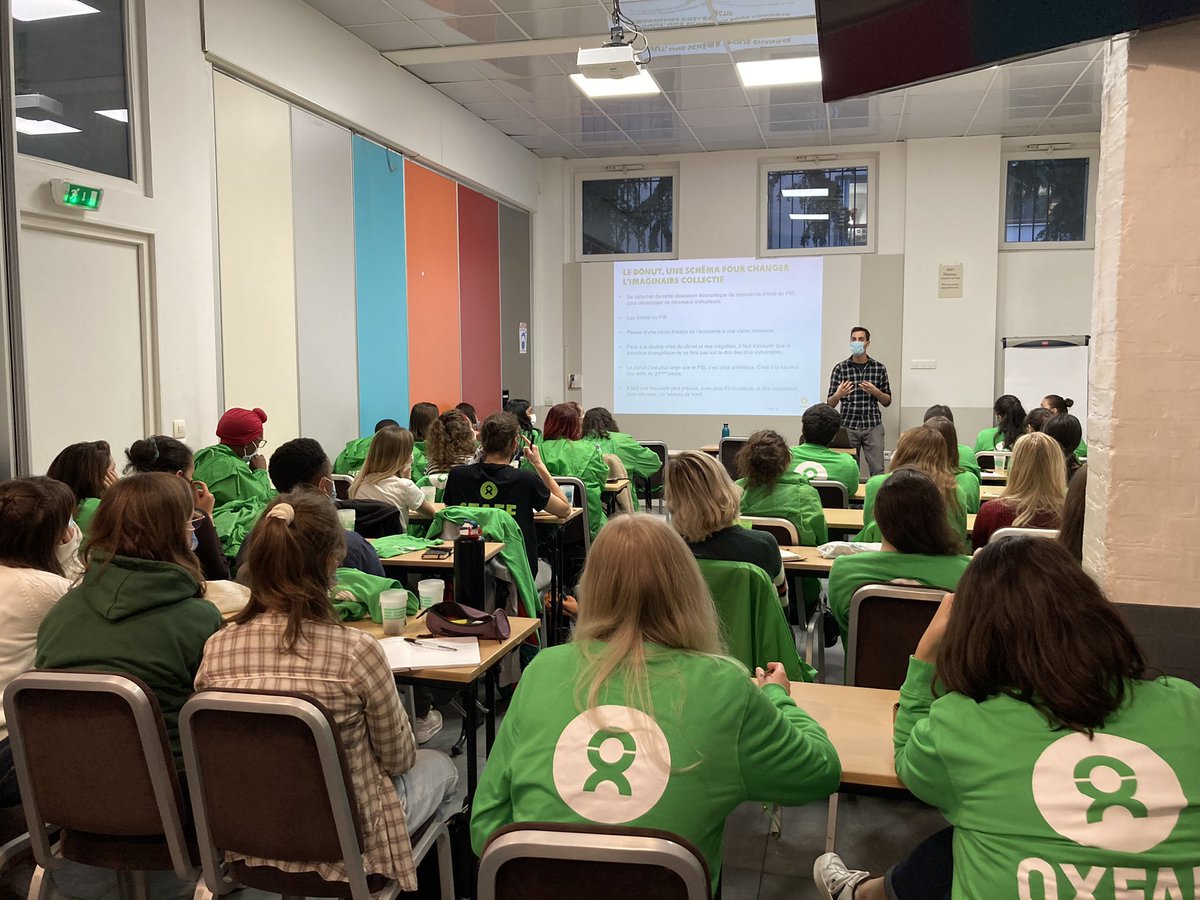 oxfamfrance's tweet photo. 👀Et si un donut (vert) pouvait changer le monde ? 

Avec @QParrinello, les jeunes font connaissance avec la théorie économique de @KateRaworth qui allie préservation de l’environnement et conditions de vies dignes pour tout.e.s ! 🍩 

A (re)découvrir : https://t.co/i0VuwGH2OG https://t.co/4TjgthhRri