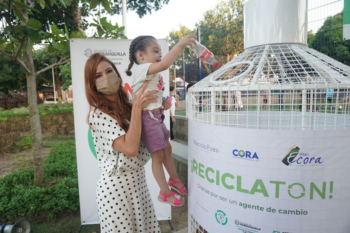 SilvanaPuelloV's tweet photo. Gracias a los vecinos de Las Palmas y a todos los barranquilleros que participaron en nuestra #Reciclaton junto a @ReciclaPues y Colectivo Cora.  Recibimos plásticos, papel, cartón, metal, vidrio y Tetra Pak ¡#ReciclaPorBAQ por toda la ciudad! 🙌 https://t.co/LdR0LGptEH