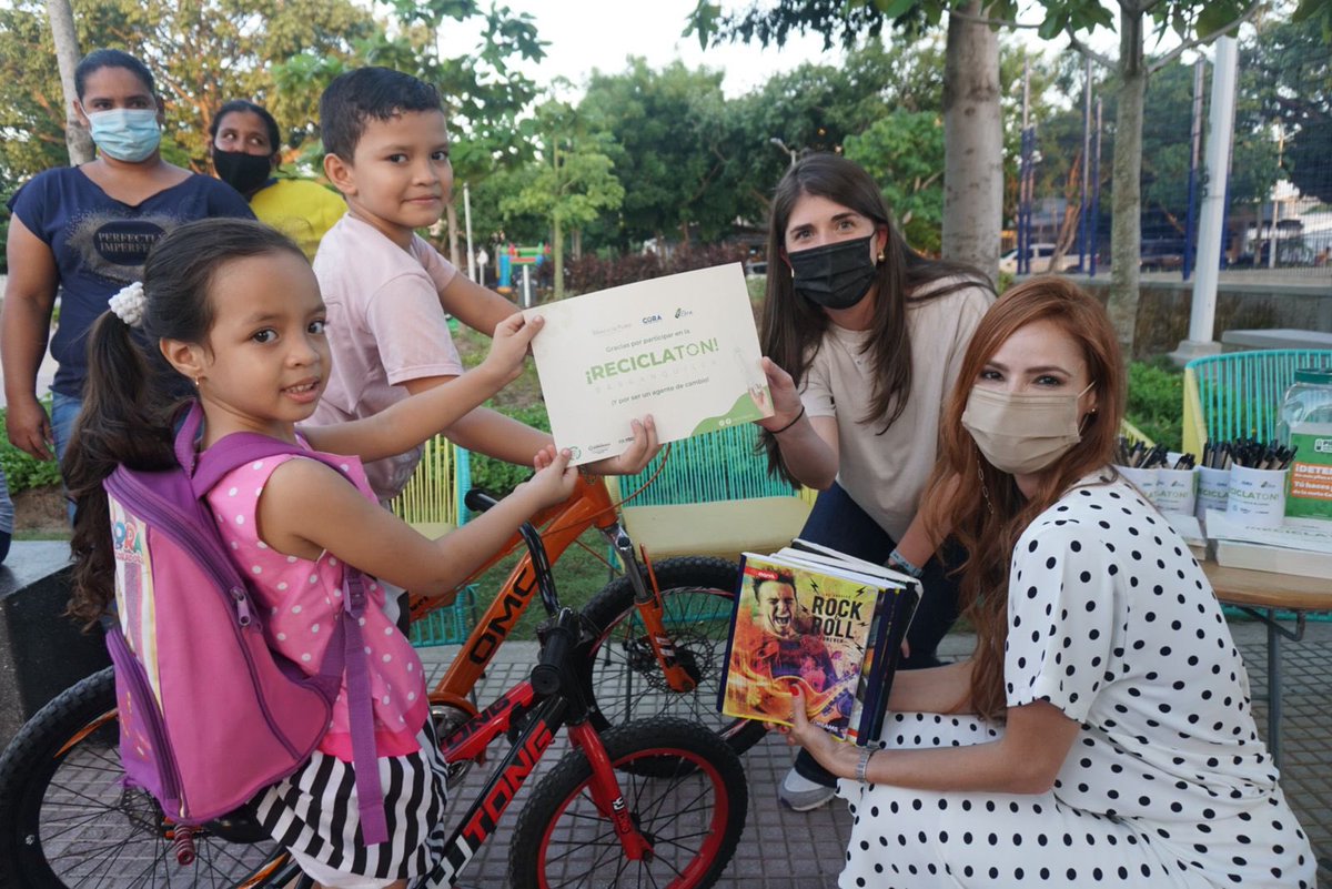 SilvanaPuelloV's tweet photo. Gracias a los vecinos de Las Palmas y a todos los barranquilleros que participaron en nuestra #Reciclaton junto a @ReciclaPues y Colectivo Cora.  Recibimos plásticos, papel, cartón, metal, vidrio y Tetra Pak ¡#ReciclaPorBAQ por toda la ciudad! 🙌 https://t.co/LdR0LGptEH