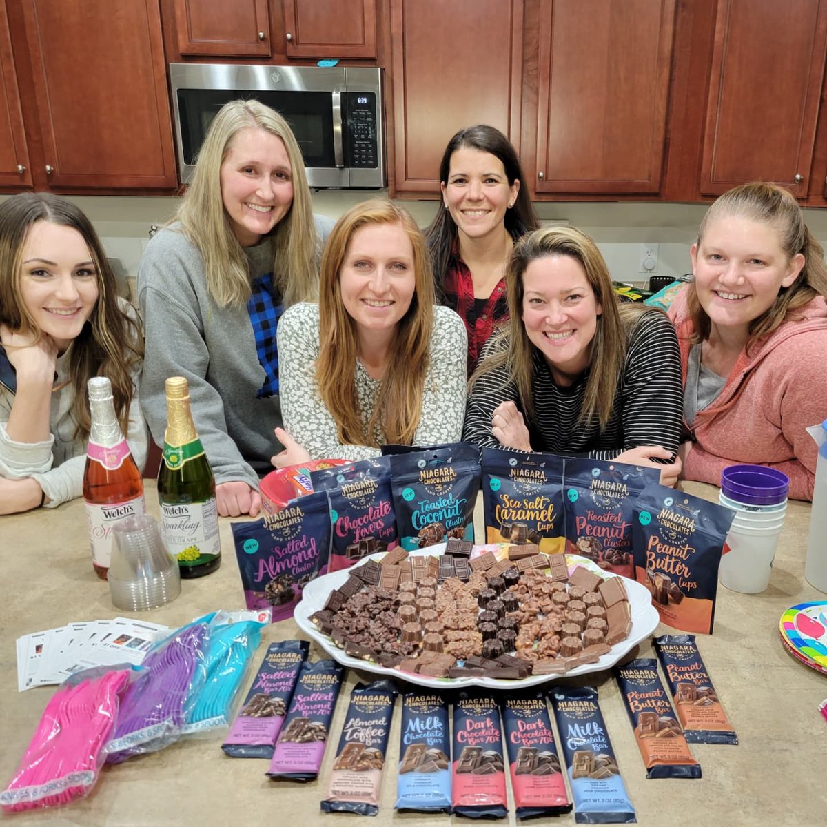 sarahsidebraid's tweet photo. What's better than a night of friends + chocolate? We had a #niagraparty where we got to sample a bunch of yummy #niagarachocolates last night thanks to #niagarahandcrafted and #tryazon. Of course we turned it into a giant chocolate charcuterie! @Tryazon https://t.co/Mi0bBWk0hX