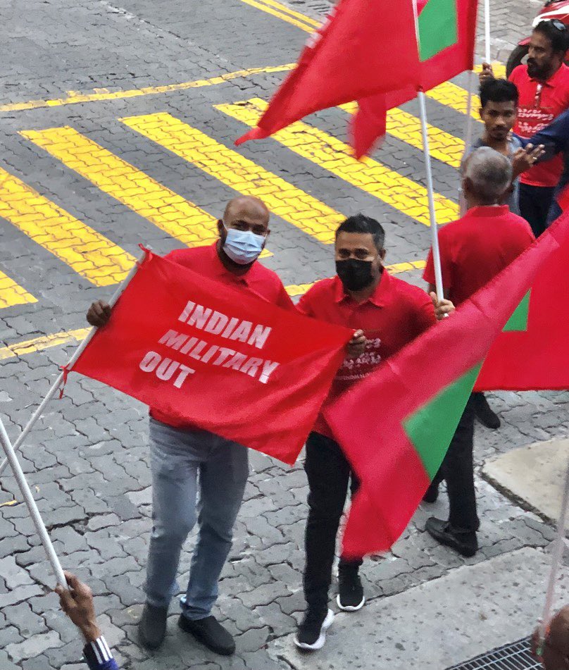 IbrahimShujaau's tweet photo. ކޮންމެ ކަމެއްވެސް އެކަމެއްގެ ވަގުތު ޖެހުމުން ނިމޭނެ.
🎶ދުނިޔެއީ ދައުރުވާ އެއްޗެއްމެ
                           ބަދަލު ހަމަވާނޭ
ދިރިއުޅުން ކޮންމެ ސިކުންތަކުވެސް
                              ބަދަލު ހަމަވާނޭ🎶
އަޅުގަނޑ��މެން ނުކުމެ މިތިބީ މިކަން ނިންމަން.ނުހުއްޓުވޭނެ.އިންޝާالله☝🏼 https://t.co/IoewOPDN3r