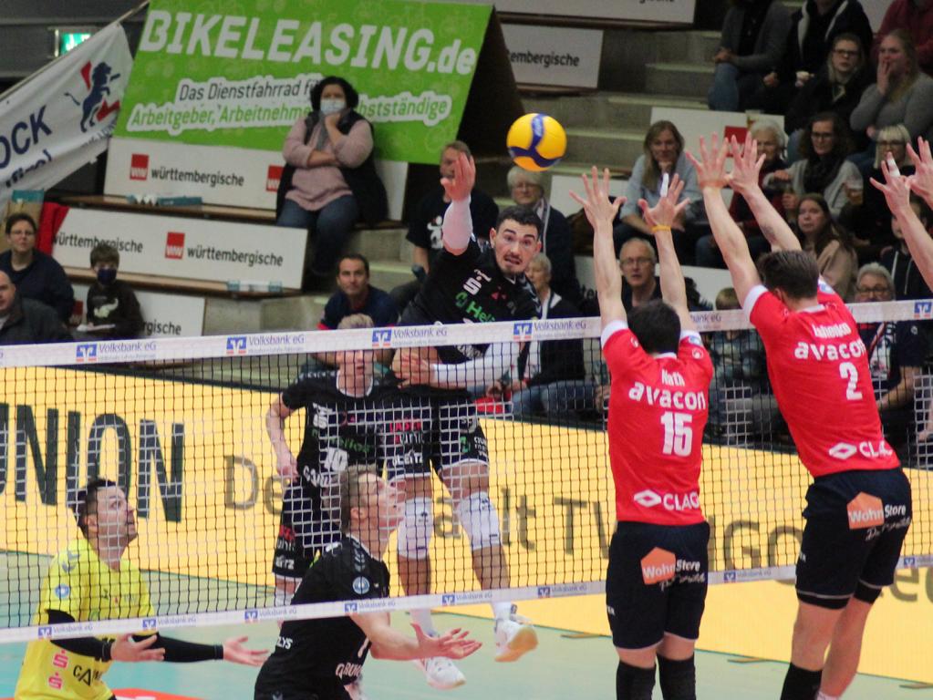 (lh) Der 1. Satz geht mit 25:17 an die @svg_lueneburg Damit 0:1 (17:25) gegen unsere @heliosgrizzlys #Giesen #GOGRIZZLYS #heliosgrizzlys #Roartime #spurenhinterlassen #Hildesheim @VOLLEYBALL_BL