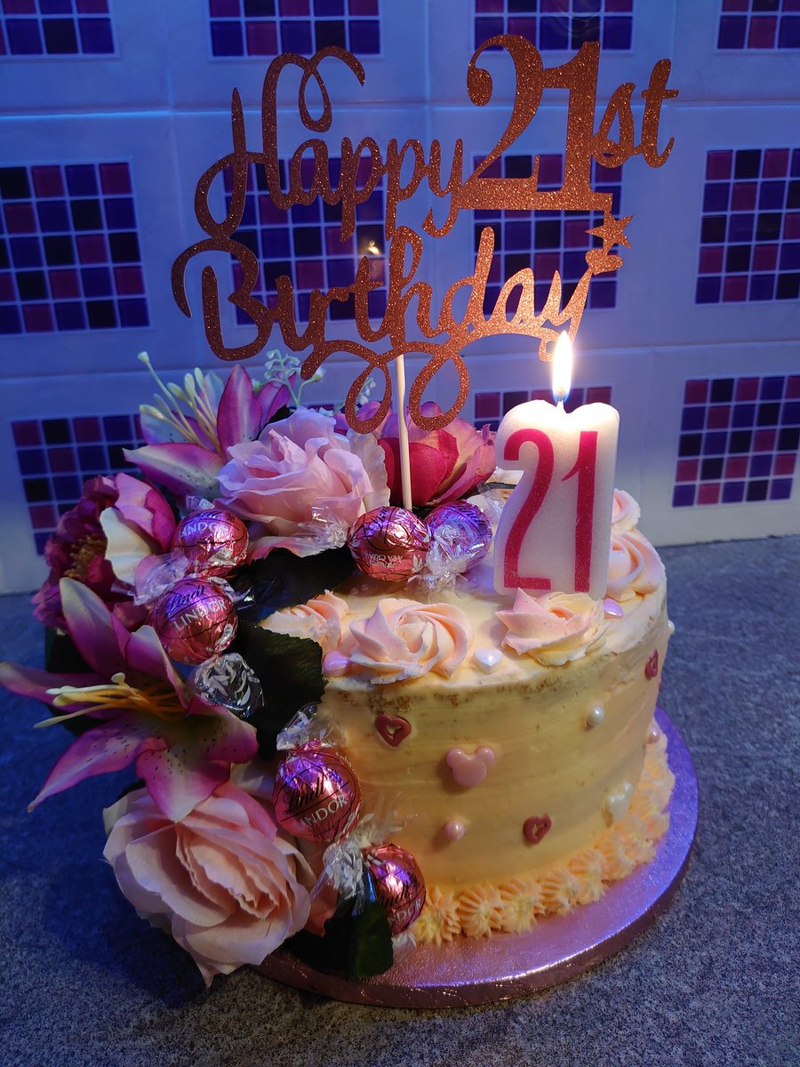 icajess45's tweet photo. My daughter's 21st Birthday Cake that I made 💕 https://t.co/t3kVdvy7Zb