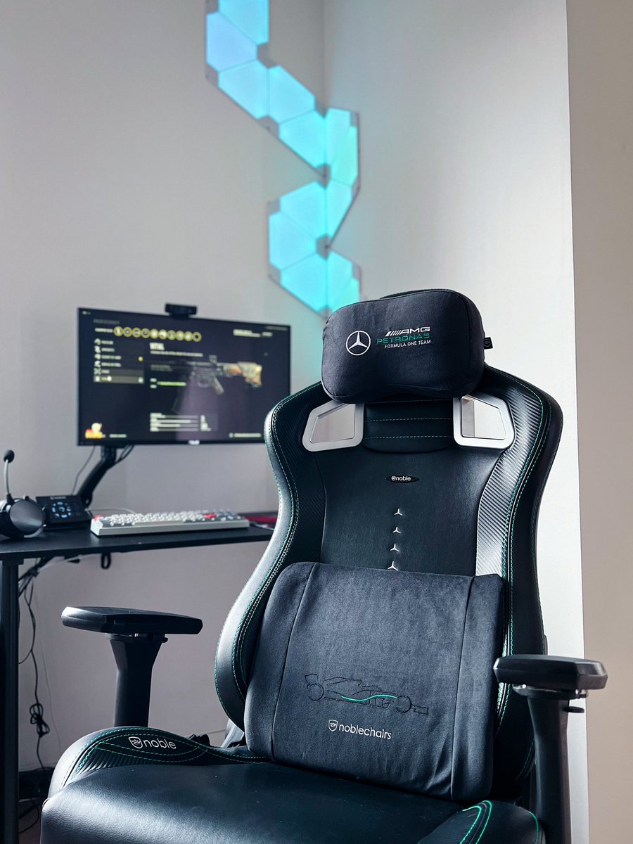 Fick en helt sjuuuuk leverans i veckan, kolla in <a href="/noblechairs/">noblechairs</a> memory foam-kuddar 🔥 kan säga att <a href="/JazzaUKTwitch/">JazzaUK 🇬🇧</a> var en glad grabb 😎 tusen tack <a href="/NobleFilip/">nobleFilip</a>, din legend! #noblechairs #memoryfoam