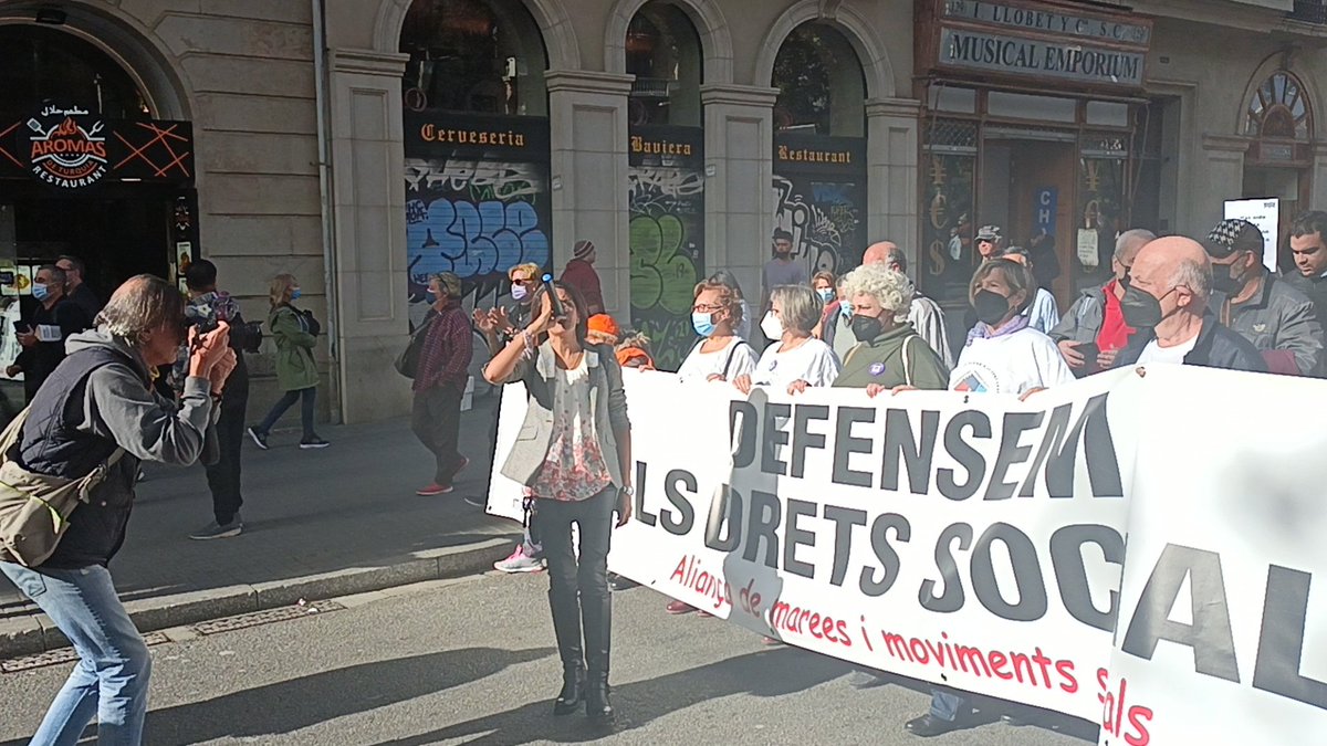 Olivergolo's tweet photo. Un día intenso en #Barcelona con @catalunya_marea , @CGTCatalunya , @pahcatalanes y movimientos sociales , donde se gritaba #EscribaDimision .
Y buscando a los sindicatos mayoritarios 
#13NLaCalleEsDeLxsPensionistas https://t.co/xRBs15U5Fi