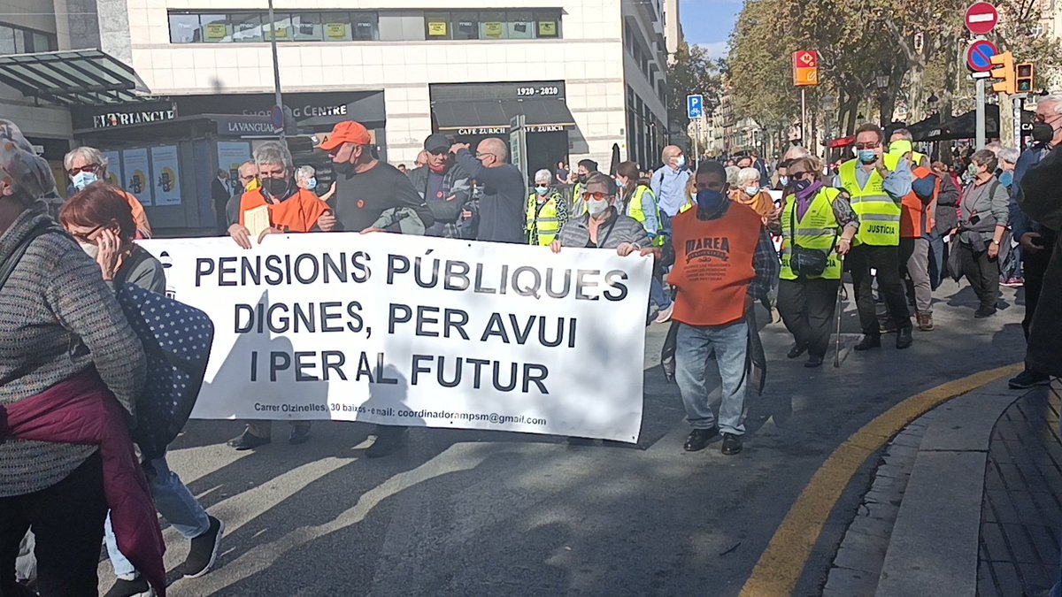 Olivergolo's tweet photo. Un día intenso en #Barcelona con @catalunya_marea , @CGTCatalunya , @pahcatalanes y movimientos sociales , donde se gritaba #EscribaDimision .
Y buscando a los sindicatos mayoritarios 
#13NLaCalleEsDeLxsPensionistas https://t.co/xRBs15U5Fi
