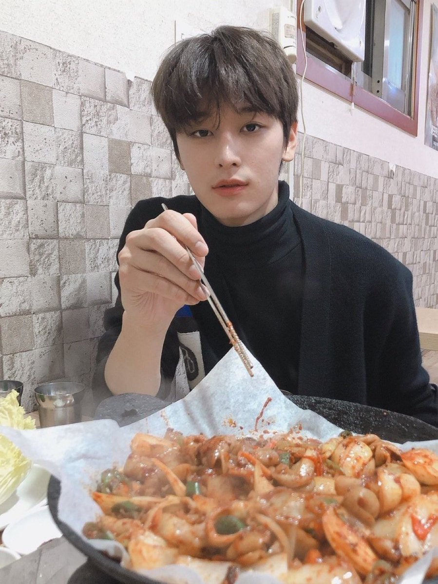 mu_ffinnnn's tweet photo. 오빠이거다먹고볶음밥도먹자

                                 누나제발이거다���고말해요 https://t.co/oS7g8Tl5rl