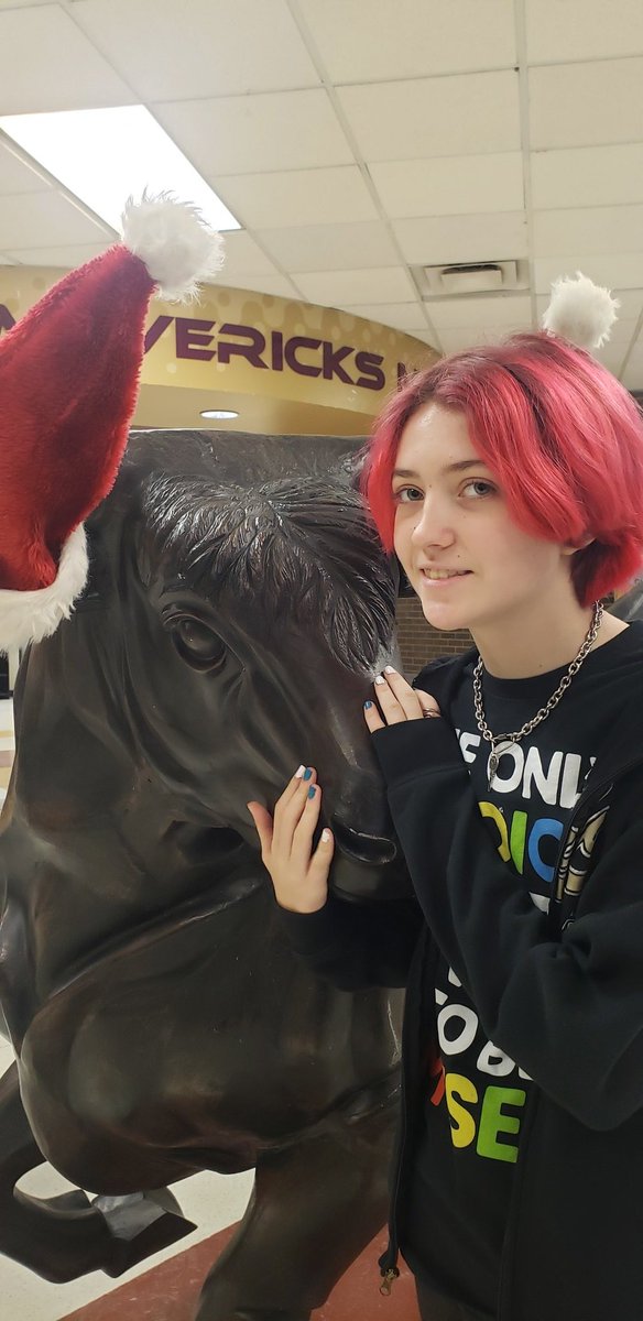 moveegeek24's tweet photo. Maddie &amp; Bull #ChristmasBazarr https://t.co/RdTAzmZom3