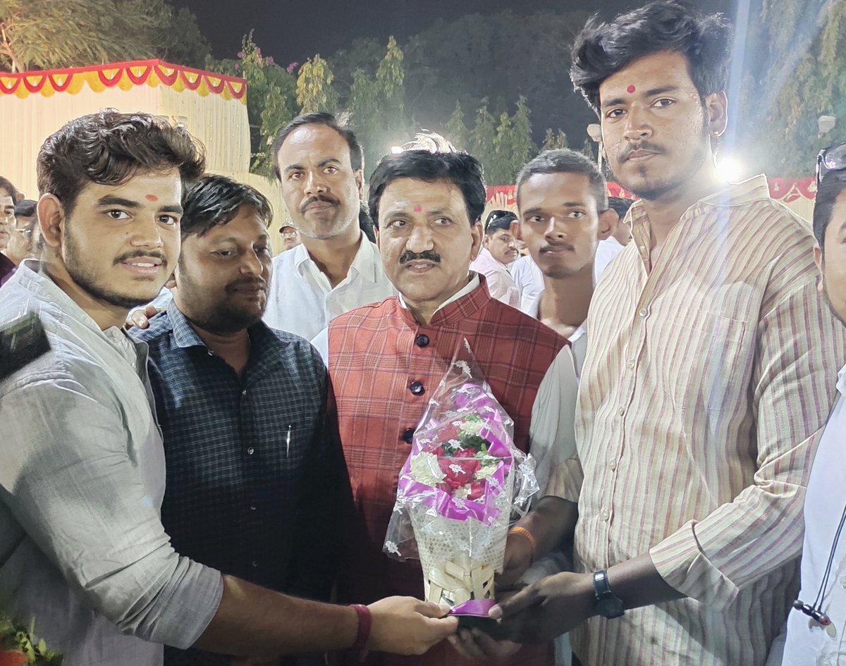 sanket_13_12's tweet photo. आज परभणी येथे स्नेहभोजनाच्या कार्यक्रमामध्ये माजी कॅबिनेट मंत्री आमदार बबनरावजी लोणीकर सहेबांसोबत एक क्षण. भा.ज.पा युवा मोर्चा जिल्हाध्यक्ष रामदास भाऊ पवार आणि विद्यार्थी आघाडी प्रभारी , प्रद्युम्न टोंग💐
@BabanraoLonikar 
@BJP4Maharashtra 
@BJP4India 
@AnandBharoseBjp https://t.co/ULgSTZV7CI