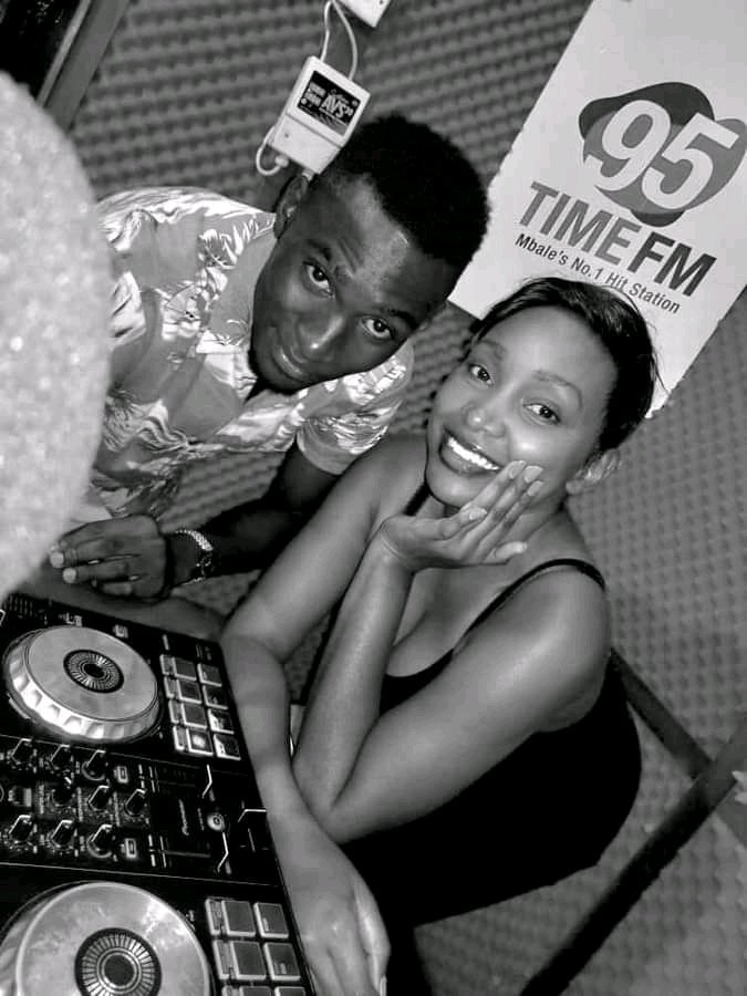 95_TimeFM's tweet photo. It's the #BlowUp💃🎶🔥
Adding a little spice to your Saturday evening is the awesome geng #Mugaga and #DjDrex. Tune in and have a blast🔥🎶💃
#ThreeDayWeekend💯
📲0757800500/0780654643
🎧https://t.co/kWunLWkqzS
@afromobileug
@mytunein
#MbalesNumberOne
#WeloveMbaleCity https://t.co/35fozdOypZ