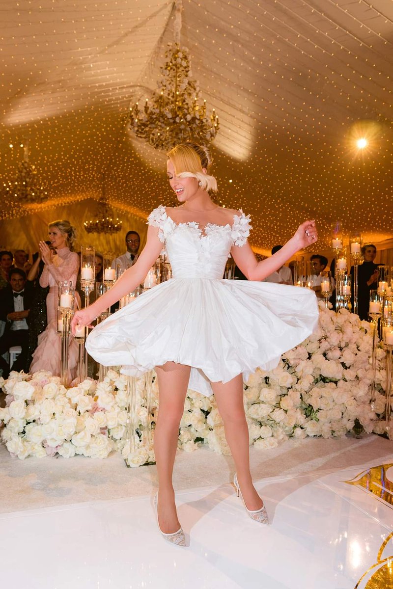 Domtendancegn's tweet photo. Félicitations à #ParisHilton & Carter Reum ! Paris portait deux robes personnalisées Oscar de la Renta pour son mariage. #DomBeautyWeek https://t.co/swQhu1xiwi