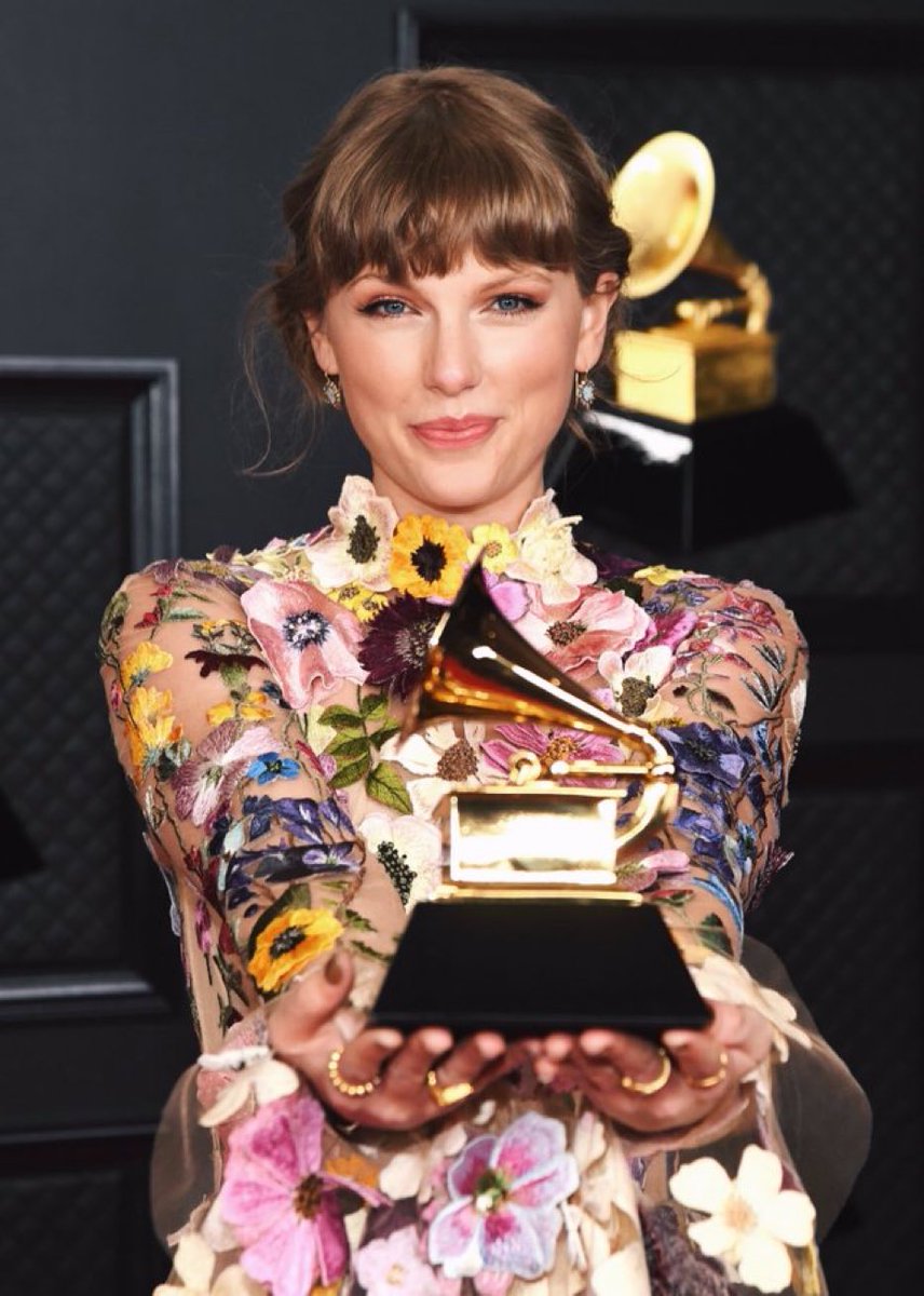 tayinmyhead's tweet photo. I can’t believe Taylor swift liked my tweet with the same hands she held her 3rd album of the year trophy https://t.co/26oPBwYlD4