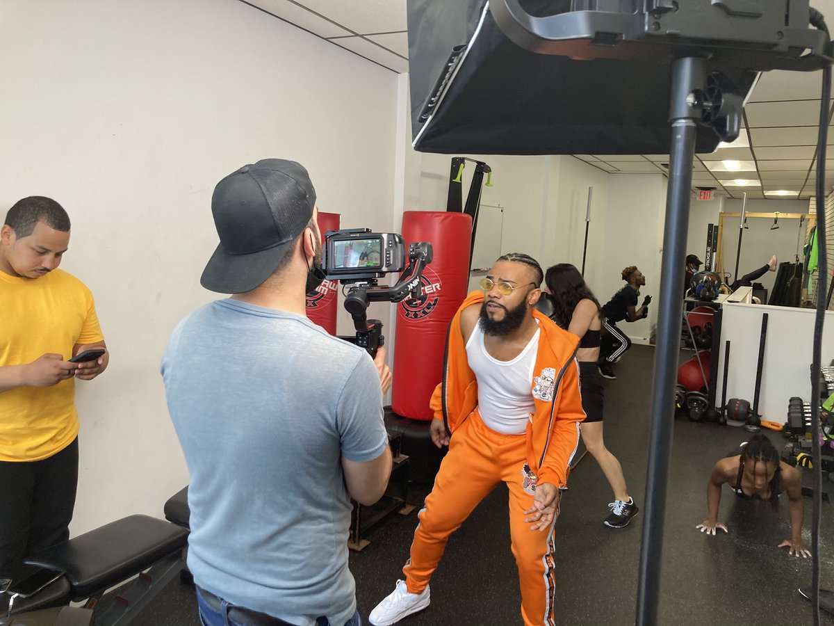 ItsAnotherHeist's tweet photo. Another @papixampeux for another video! We have 5 in #production. Something for everyone! Kids a #beast So excited to show off his new project! #jumpsuit #gym #workout #wellness #musicvideo #create #music #boston #production #filming #camera #winwin #style #orange https://t.co/wfFSyGKGrp