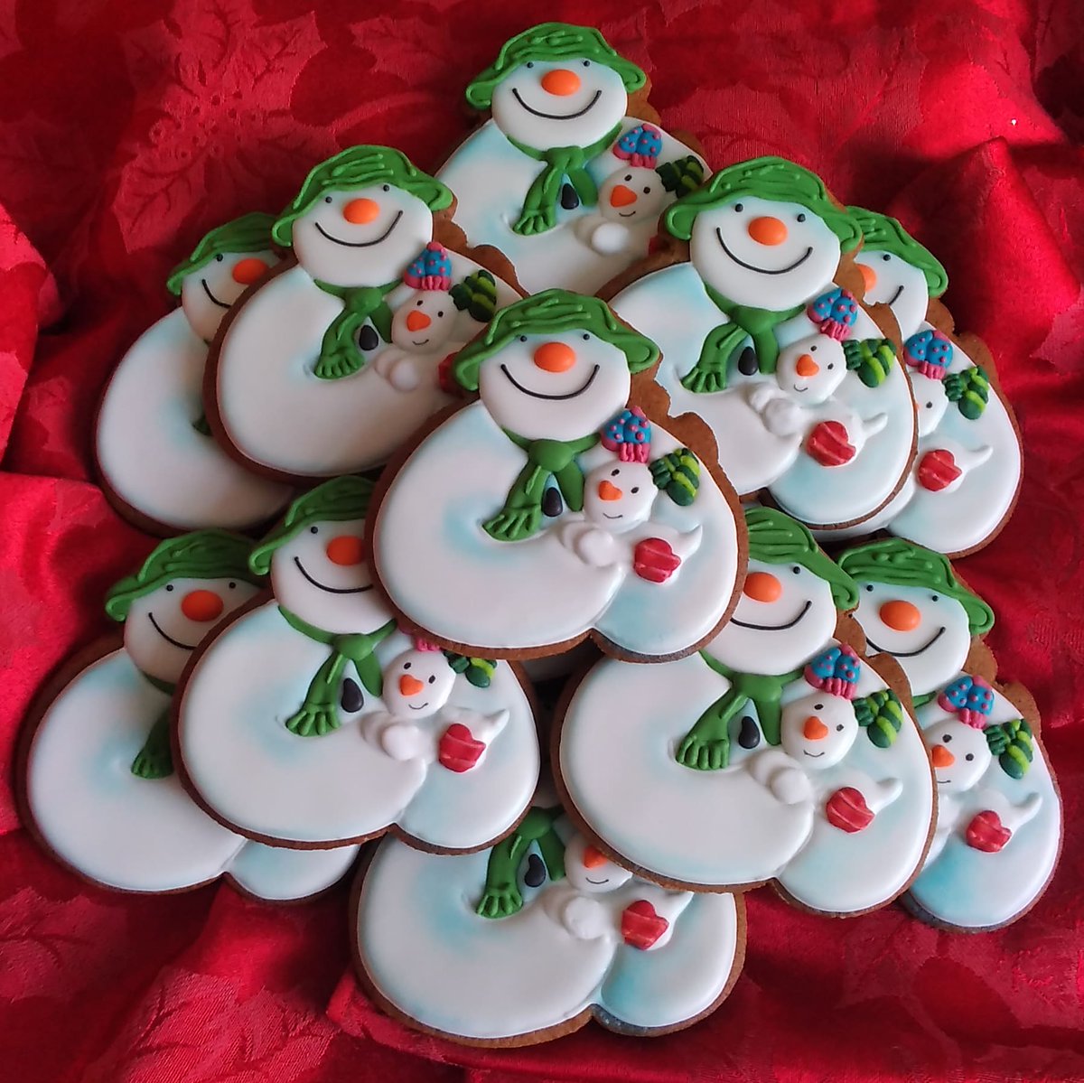 ShockedCookies's tweet photo. The Snowman and the Snowdog 💕 Could be possibly be my fave gingerbread cookie this Xmas! #shellshockedcookies #sheffieldmuseums #Sheffieldissuper #kelhamisland #gingerbread #xmascookies #thesnowman #thesnowmanandthesnowdog https://t.co/su9ENAhT7f
