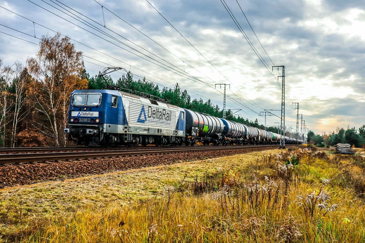 mirkosw's tweet photo. Die schönste der #DeltaRail.
Seit 1985 unterwegs im Regionalverkehr für die Deutsche Reichsbahn und Deutsche Bahn - ab 2006 im Güterverkehr bei der DB Cargo-Tochter RBH. Seit 2019 fährt #br143 069 nun bei der DeltaRail vor allem Container, Kessel und Transporter. #eisenbahnbilder https://t.co/bFHdn6SYZr