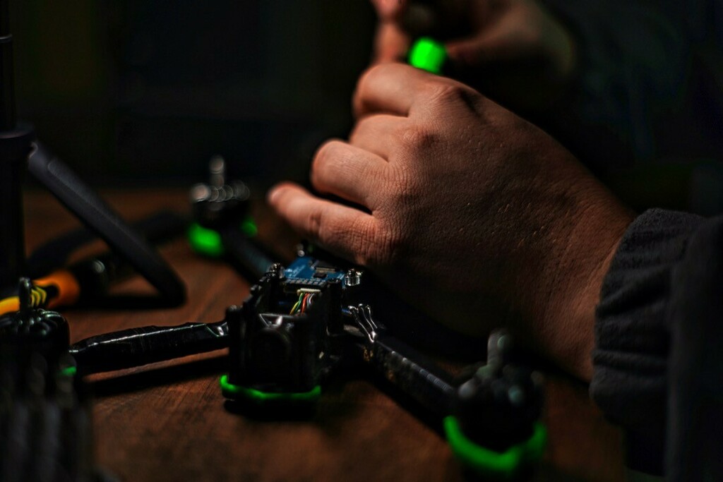 DJI_FPV_DE's tweet photo. @zottelfpv fleißig am #löten an seiner #iflight #nazgul5hd6s um den Micro-USB Port wieder #wackelkontakt ...frei zu bekommen.
#fpvdrone #fpvlife #fpvaddiction #lifestyle #iflight #iflightnazgul5 https://t.co/oBmqMirbl3