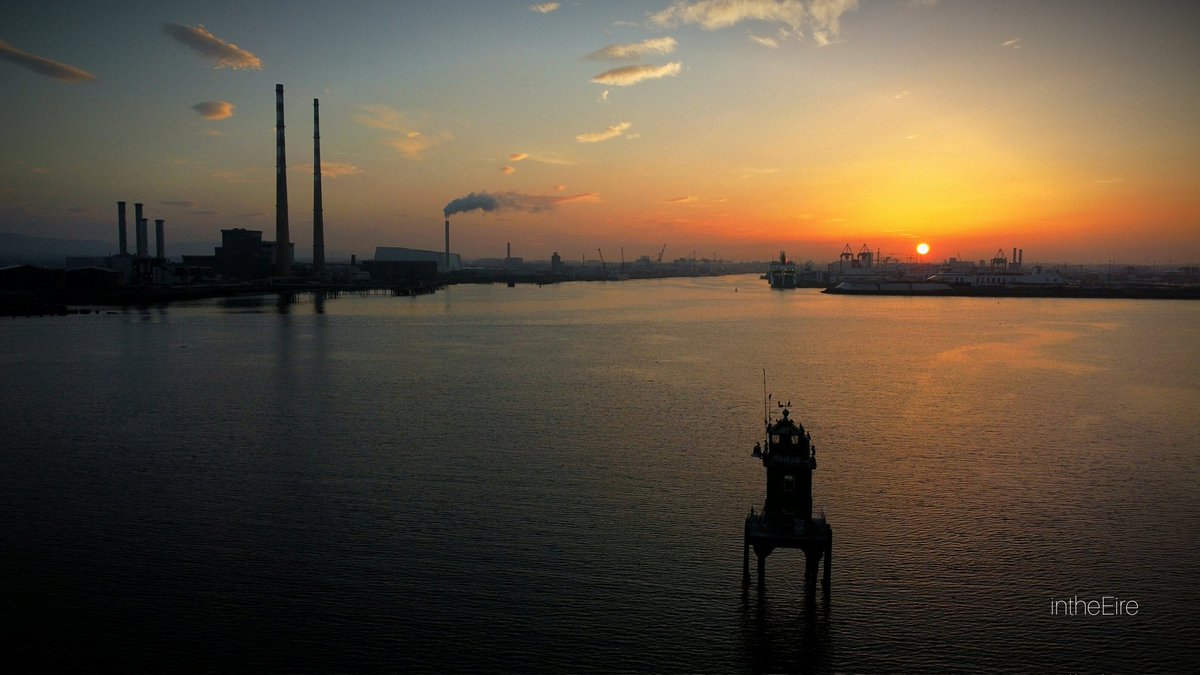 📍 Dublin Bay, Dublin City, Ireland
 ⠀ ⠀⠀ ⠀
#drone  #dronephotography #dronelife #dronepilot #dronephoto #dji #djiglobal #djimini2 #photography #photooftheday #sunset #Ireland #dublin #poolbegchimneys #lighthouse #river #sea #view #irish #discoverireland