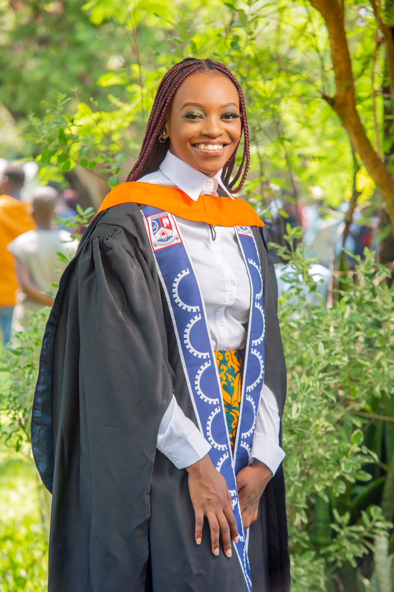 Magicnumberfour's tweet photo. I graduated From Uni yesterday 🥺
B.A International Relations and Development 👩🏾‍🎓 
A RARE graduate ✊🏾 https://t.co/I6FKzYSvW4