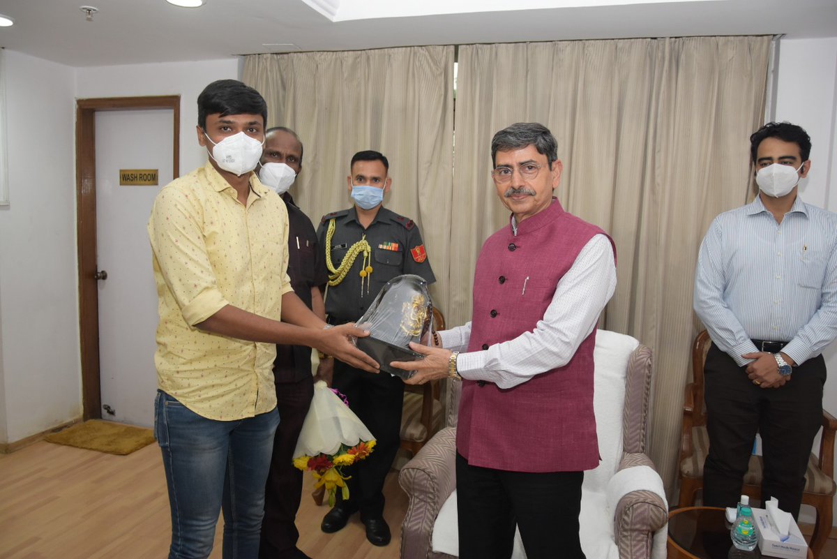 DTSAOfficial's tweet photo. A delegation from Delhi Tamil Students Association headed by its President, Mr. Mithun Kumaar N  met The Honourable Governor of Tamil Nadu, Thiru R.N. Ravi at Delhi on 12.11.2021. https://t.co/eAnWevu1li