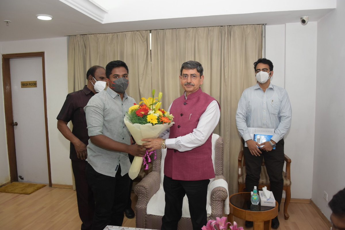DTSAOfficial's tweet photo. A delegation from Delhi Tamil Students Association headed by its President, Mr. Mithun Kumaar N  met The Honourable Governor of Tamil Nadu, Thiru R.N. Ravi at Delhi on 12.11.2021. https://t.co/eAnWevu1li