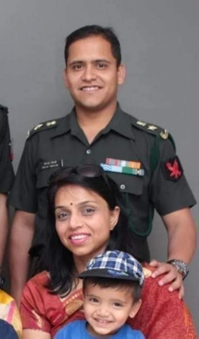 अत्यंत दुखद ...😥
मणिपुर में असम राइफल्स पर हुए आतंकी हमले में असम राइफल्स के कमांडेंट ऑफिसर कर्नल विप्लव त्रिपाठी उनकी पत्नी और 9 साल का बेटा... तथा 4 अन्य जवान शहीद हो गए....
विनम्र श्रद्धांजलि....😥😥