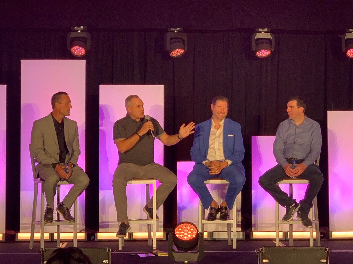 MDisruptors's tweet image. @FossGregfoss @SantiagoAuFund @MetreSteven @1MarkMoss On Stage RN! 🔥🔥🔥 #marketdisruptorslive