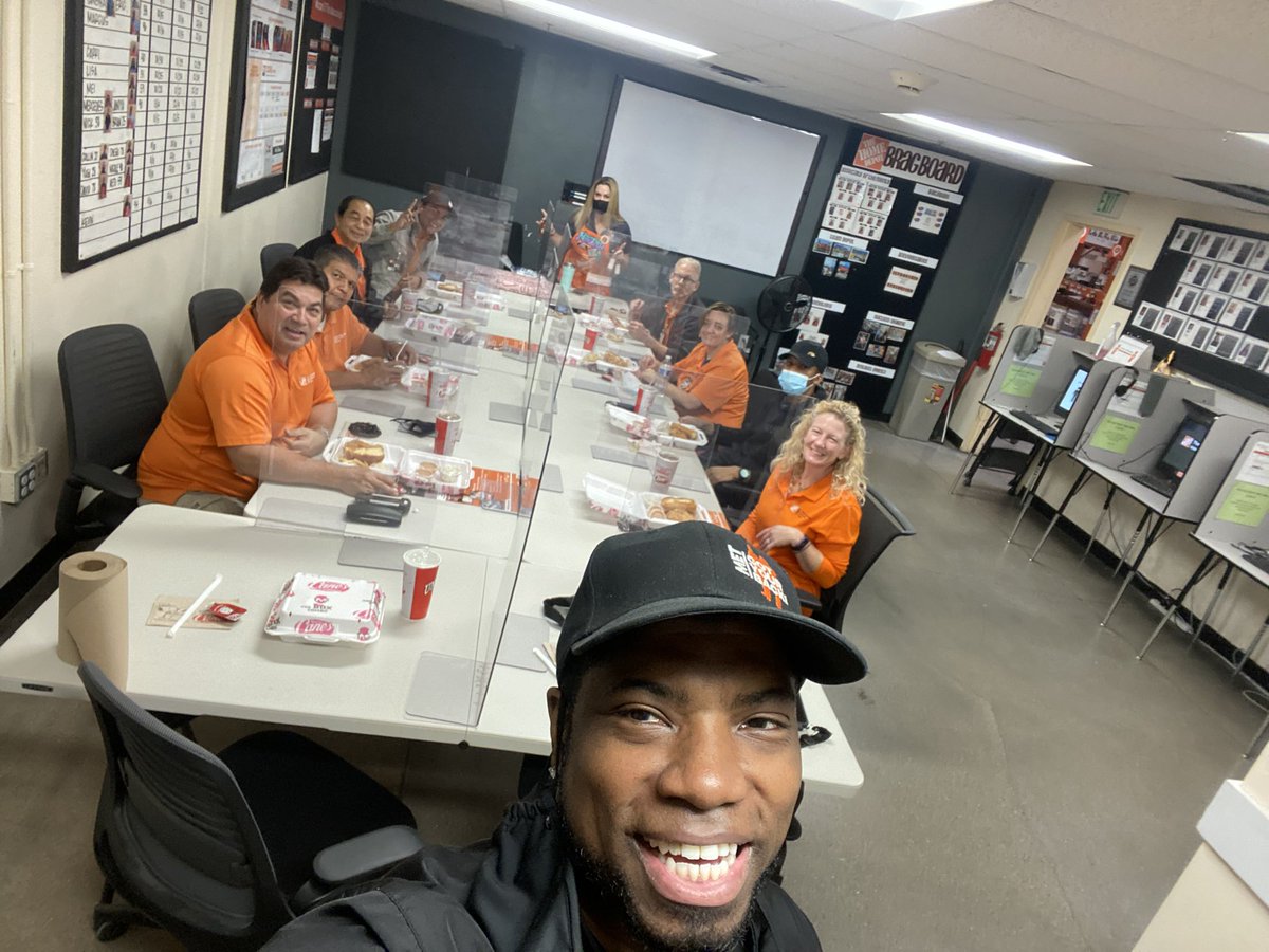 HokuRodrigues's tweet photo. Special shout-out to our amazing MET team! Thank you for all you do! #metappreciation3307 @MLGRIZZ @MetVegas @MarkSaltarelli @J_L_DRAPER https://t.co/v5MvpGZOKL