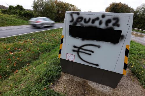 lavoixdunord's tweet photo. #Divion : à peine installé, le nouveau #radar mobile déjà vandalisé https://t.co/asuYpmJSiT https://t.co/tCTQKCL9cU