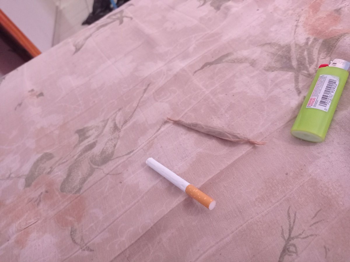 LeodemeloSW's tweet image. Cigarro da pior qualidade, cigarrao eight e um bic, quer mais oq?