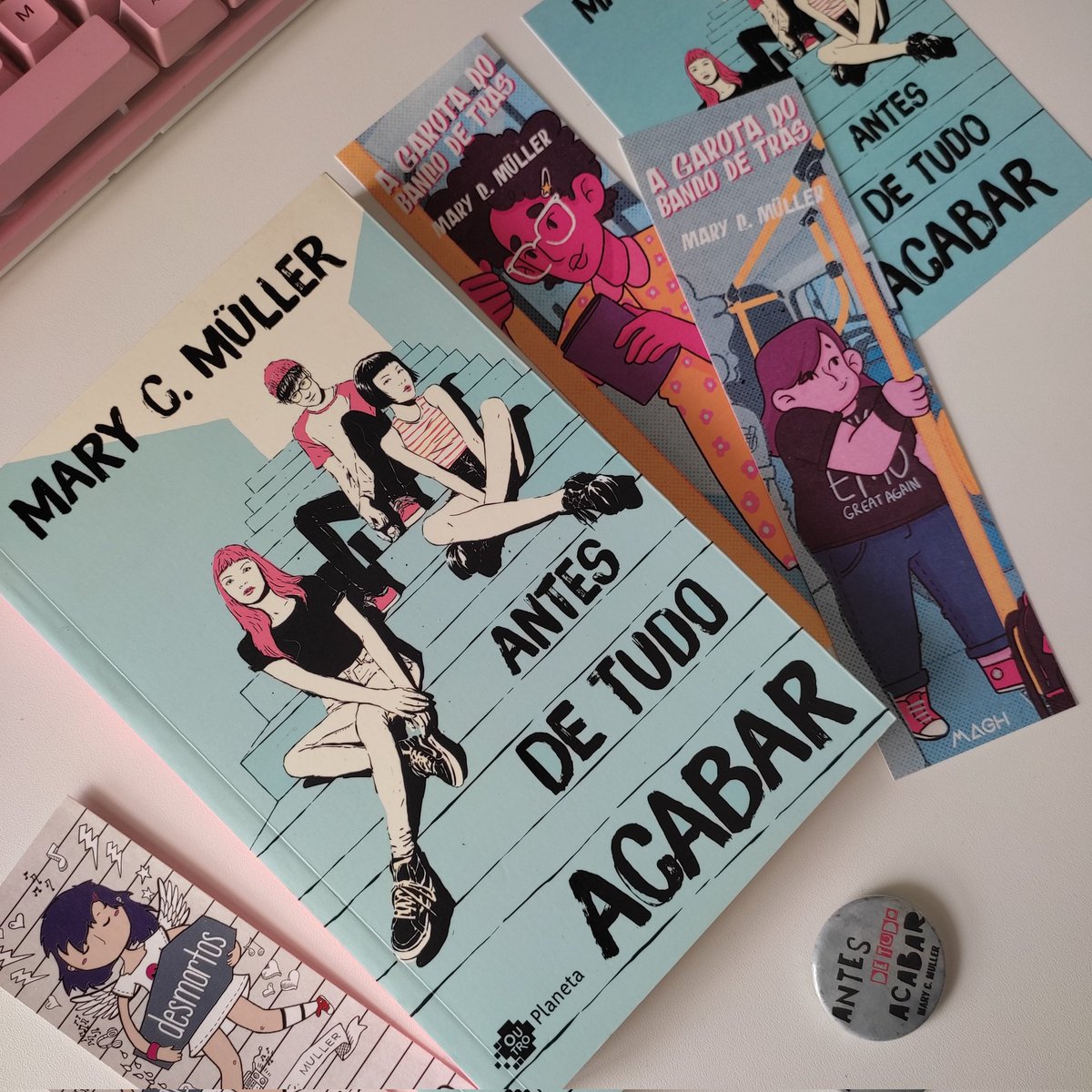 Marycmuller's tweet photo. ✨SORTEIO✨

Quer ganhar uma cópia autografada de Antes de Tudo Acabar + brindes? 

Basta me seguir, dar RT (sem citar) nesse tuite e aguardar o sorteio dia 17/11!

 Válido pra moradores do Brasil. https://t.co/7lE6gHyTFH