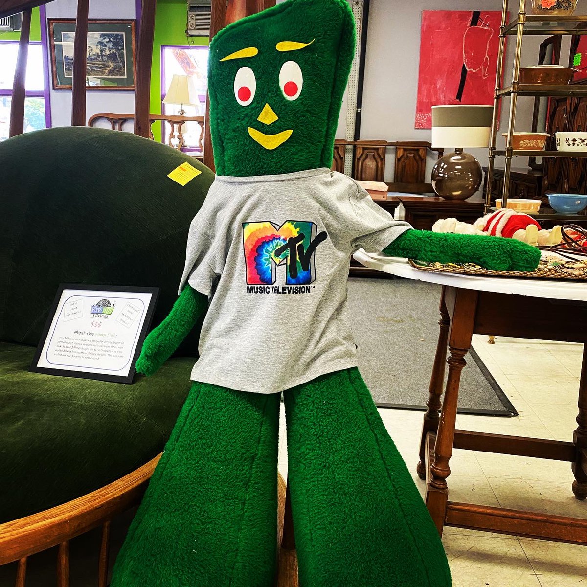 Funky_Finds21's tweet photo. Check out this gorgeous handmade sofa 😍 only one other was made. Who wants to come buy it?! #funkyfindsandgrinds #vintagefurniture #jeffreygreene #supersofa #lemoynepa #SmallBusiness #BernieSanders #gumby https://t.co/IYUKccRegv