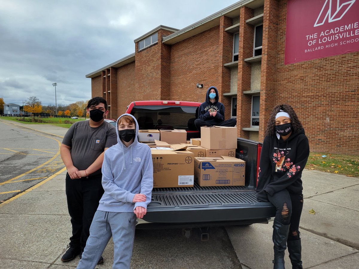 Aperson26's tweet photo. BETA Club collecting Food for Kentucky Harvest. Ballard Bruins sharing their Blessings! @Bruin_Principal https://t.co/nbpoiyulQu