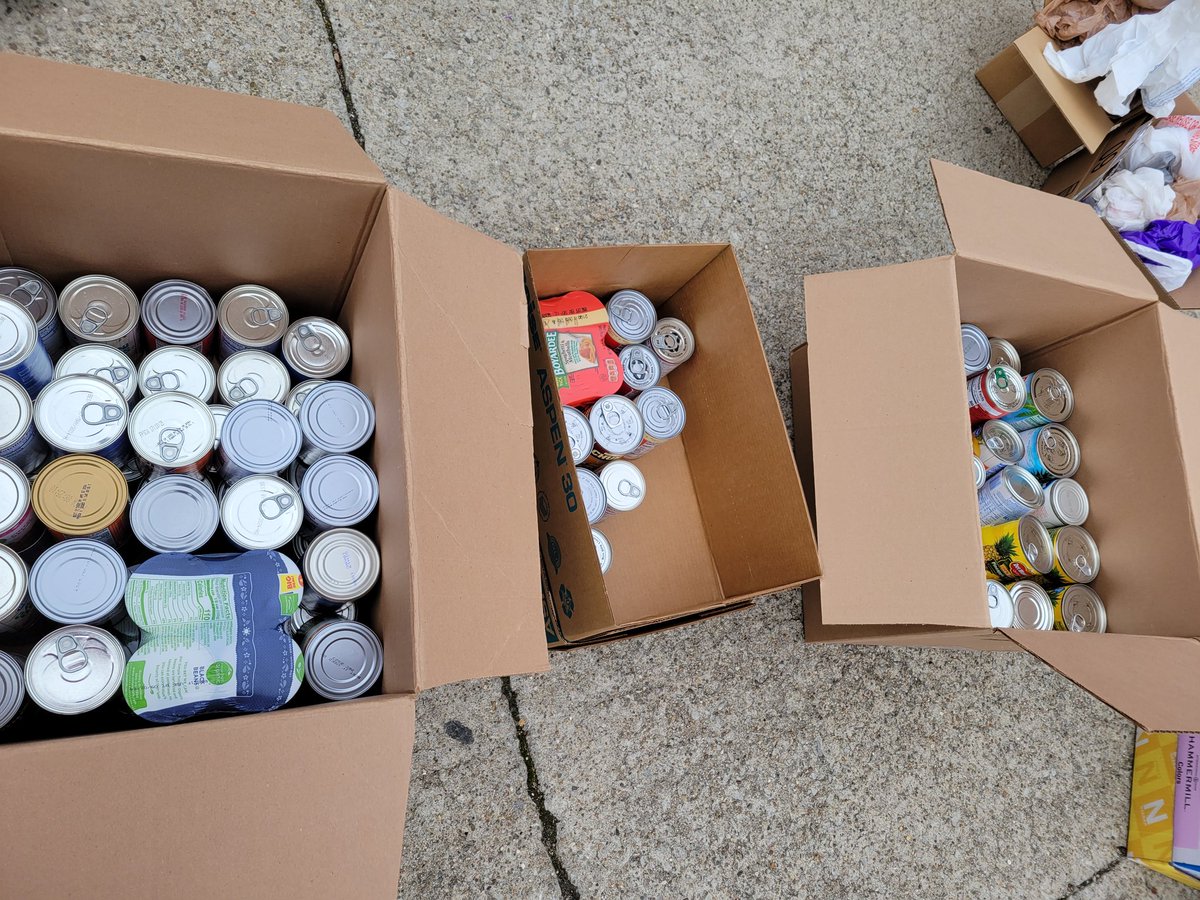 Aperson26's tweet photo. BETA Club collecting Food for Kentucky Harvest. Ballard Bruins sharing their Blessings! @Bruin_Principal https://t.co/nbpoiyulQu