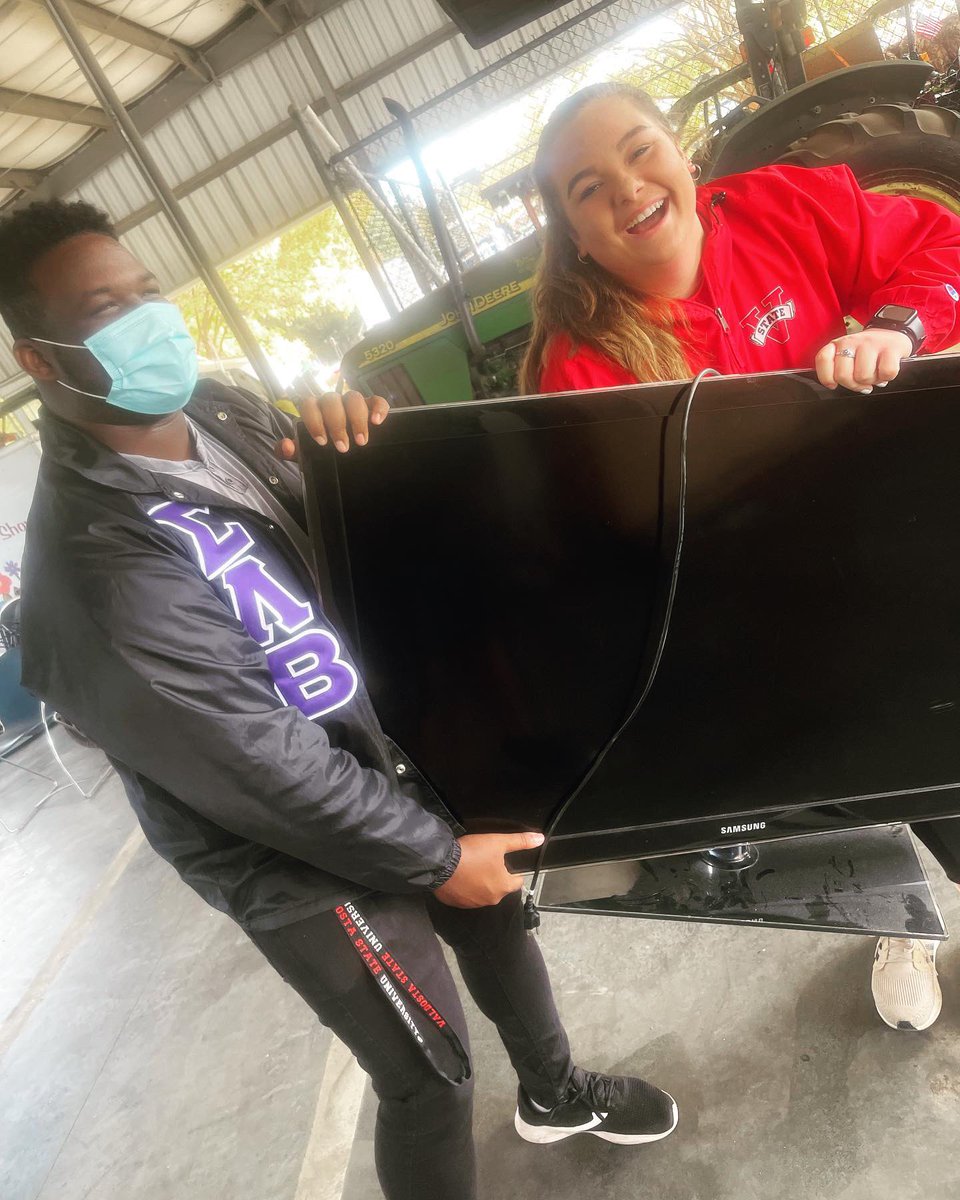 VstateBetas's tweet image. This morning some Brothers went to help with  the “Valdosta Fall semiannual electronic recycling event” We enjoyed having fun and meeting great people along the way! 😁  it’s the R.E.N.E.G.A.D.E way🔥🔥#postivechange #recycle #gogreen #Sigmalambdabeta #betas