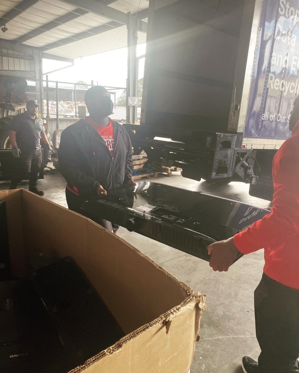 VstateBetas's tweet image. This morning some Brothers went to help with  the “Valdosta Fall semiannual electronic recycling event” We enjoyed having fun and meeting great people along the way! 😁  it’s the R.E.N.E.G.A.D.E way🔥🔥#postivechange #recycle #gogreen #Sigmalambdabeta #betas