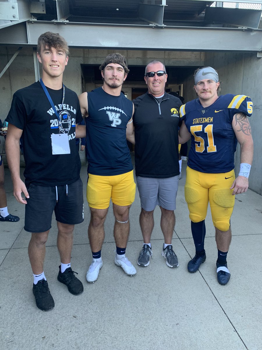 coachtp20's tweet photo. Best of luck to these two guys today as they put on the pads for the last time!! Couldn't ask for two better examples of young men who do things  the right way! Great leaders with high motors, positive attitudes, high standards, and high character! @rpforts @Smithlaith67 https://t.co/TfDLyO8nkX
