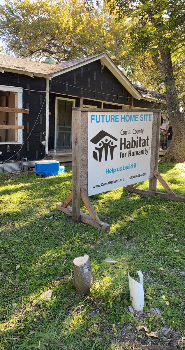 Members of the Davenport FFA chapter giving back to their community this morning by helping Habitat for Humanity! <a href="/DHSCTE/">Davenport HS CTE</a> <a href="/Supt_comalisd/">Andrew</a> <a href="/KristinLeihsin1/">Kristin Leihsing</a> <a href="/matthewsdeloach/">DeLoach</a> <a href="/jeffstracener/">Jeff Stracener</a> <a href="/MeLoPappas/">Meredith Pappas</a> #Growing-leaders #Giveback #Community