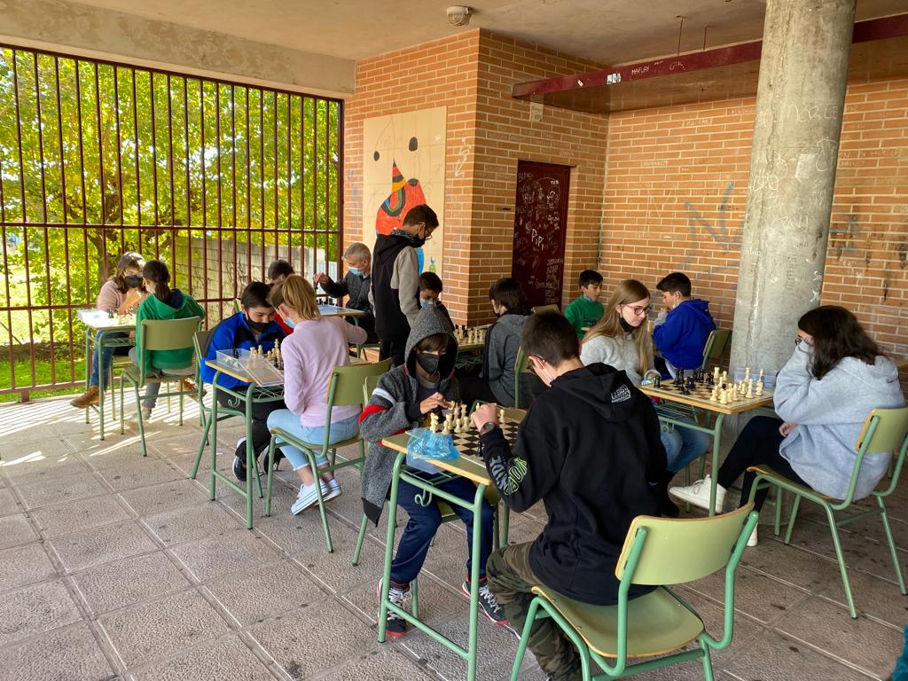 IESCandavera's tweet photo. Los recreos son un poco distintos este curso #Ajedrez https://t.co/c0fMzCmI44