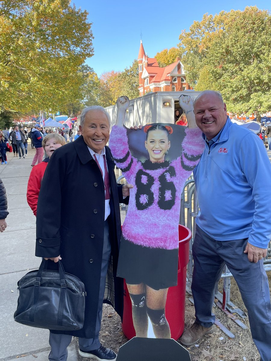 JohnnyB68265864's tweet photo. Hotty Toddy! @katyperry @CollegeGameDay @Lane_Kiffin @OleMissFB https://t.co/WEPv8xGnqb