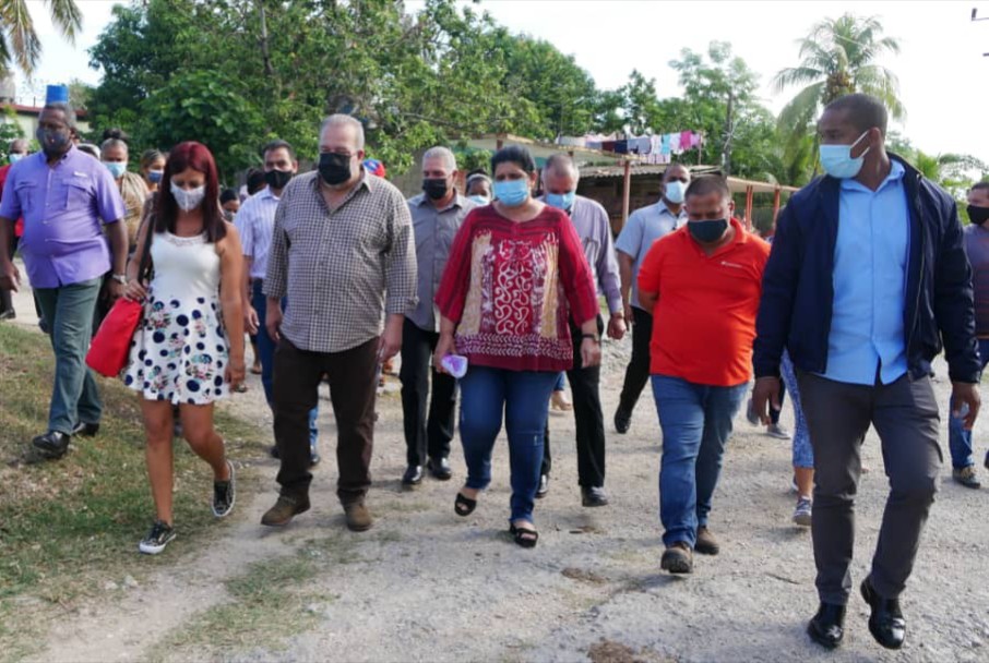MMarreroCruz's tweet photo. Visitamos el barrio San Jacinto, en el Mariel, con problemas en la vivienda, suministro de agua, caminos, y alumbrado público. Existen problemas subjetivos que impactan y no requieren recursos.
Para su solución, las autoridades deben cambiar su sistema de trabajo.
#CubaVive https://t.co/CsA6PjfWeh