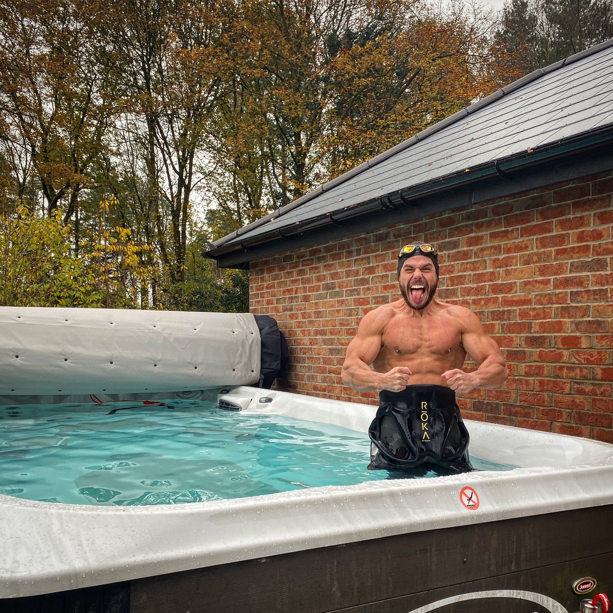 RossEdgley's tweet image. New House Update… We still don’t have floorboards &amp;amp; carpets, BUT we do have a swim spa, haha 😂 #Priorities 🔱 It even has a holder for my @PhDNutritionUK flapjacks &amp;amp; super greens ☺️ #PerformSmart