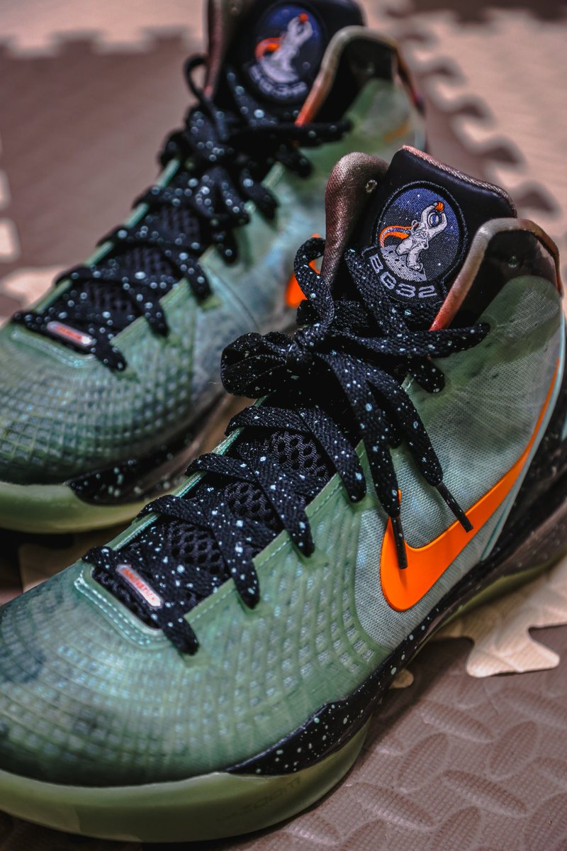 yvIfNYlFeP8XrXp's tweet photo. NIKE Hyperdunk BG32 Galaxy😍🥰#sneakerhead #Sneakers #KOTD #YourSneakersAreDope #nike #Hyperdunk2011 #Huperdunk https://t.co/JbNjonKhjC