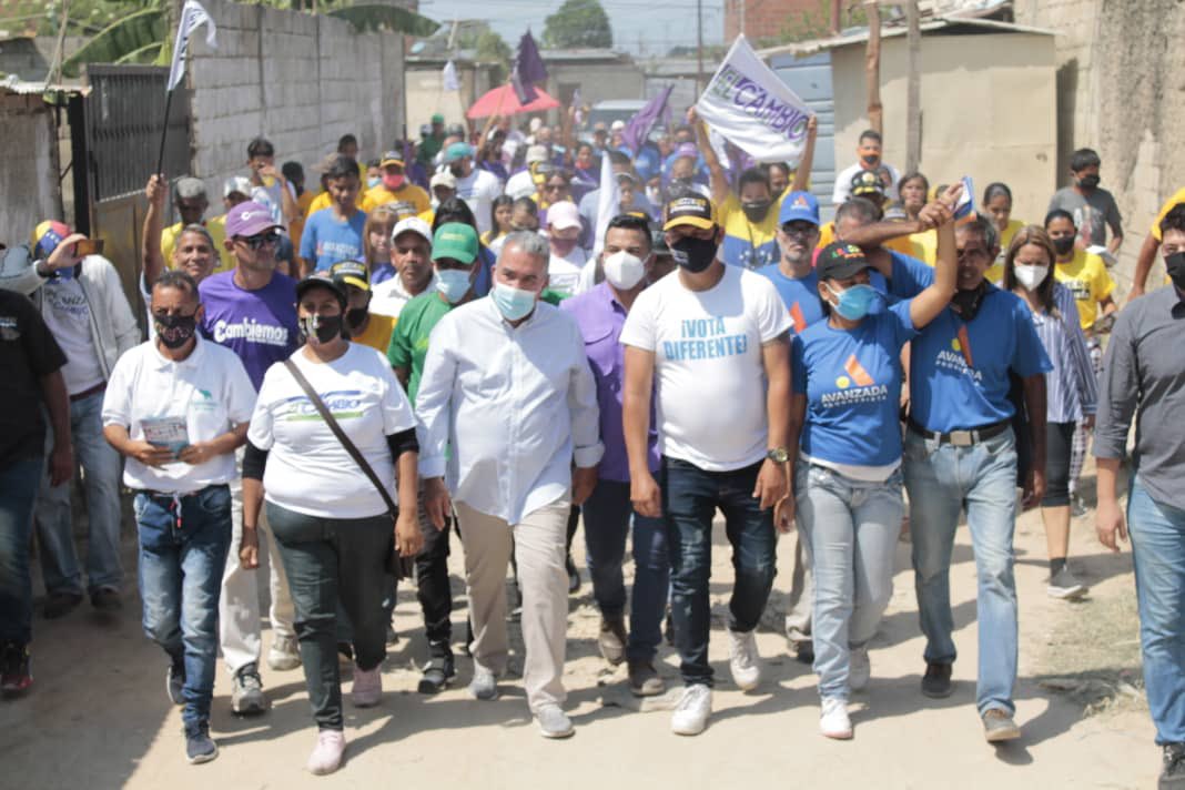 Luisemartinezh's tweet photo. #13Noviembre| #Fundacoropo es uno de los barrios más grandes de Latinoamérica y muchos advierten que allí solo entran los “duros”. Pasé la mañana allí, con sus hombres, mujeres y niños, extraordinarios todos, merecedores que nos empeñemos para que su mañana sea diferente (1/2) https://t.co/NnSx5mpzqG