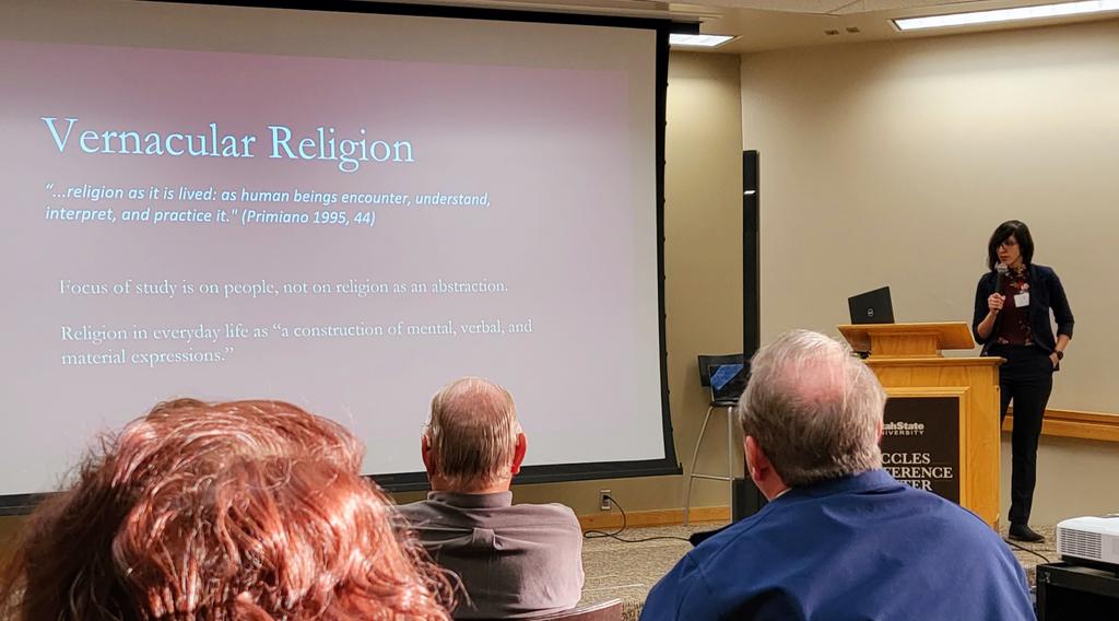 lynneSmcneill's tweet image. #fsu2021&apos;s keynote speaker, @afsanehrezaei, talking vernacular religion (shout out to Leonard--peace, folklorists!)