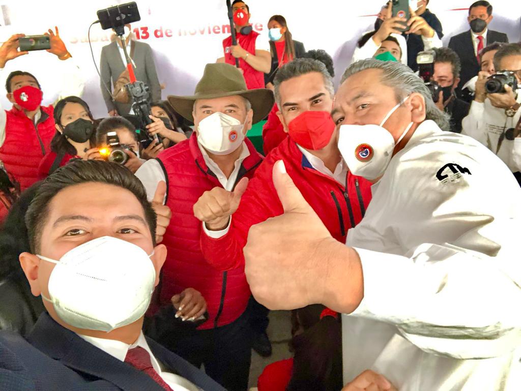 #ÚltimaHora | <a href="/alitomorenoc/">Alejandro Moreno</a> Presidente del <a href="/PRI_Nacional/">PRI</a> TOMA PROTESTA al nuevo CDE del <a href="/PRIdePUEBLA/">CDE PRI Puebla</a>, en el qué se destaca el Cetemista <a href="/arturo_sotom/">Arturo Soto Martínez</a> nuevo Secretario de Gestión Social, el Regidor <a href="/_LeoSoto/">Leo Soto Enríquez</a> integrante de la Comisión de Procesos Internos y líderes de <a href="/CTMPuebla/">CTM_FTPuebla</a>