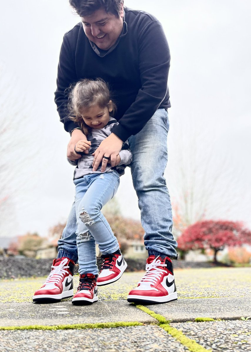 danieljduran100's tweet photo. Cheesy matching shoe pic. https://t.co/M2ScX23wSd
