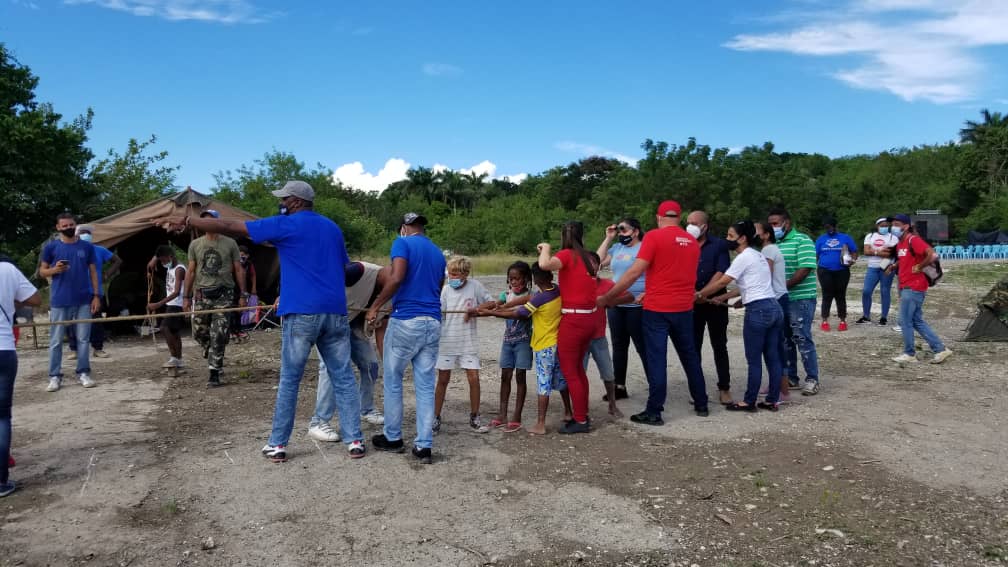 AylinAlvarezG's tweet photo. Desde la comunidad de Berroa la @UJCdeCuba recordando cuando fuimos Pioneros... Con todo p'al Barrio♥️♥️♥️🇨🇺🇨🇺🇨🇺 #CubaViveYRenace #CubaViveEnElBarrio #UJC #Cuba #OPJM https://t.co/UuwAFnFdzM