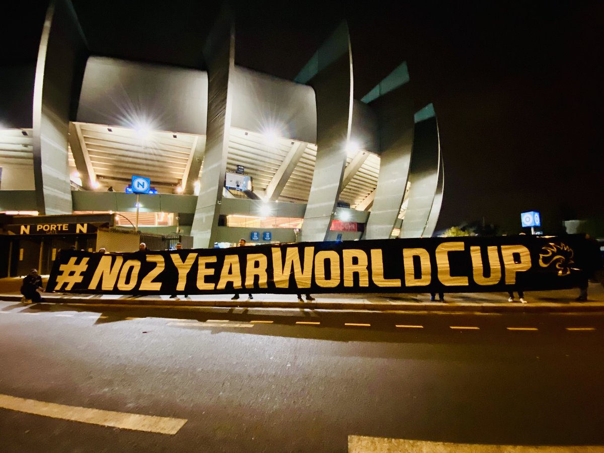 #No2YearsWorldCup
Gianni Infantino n’a pas voulu la voir au Parc des Princes ce soir, faisant affoler la sécurité autour de nous.
On vous propose donc de partager cette photo pour que ce message se diffuse plus que s’il était sorti au stade.
On compte sur vous 🤜🤛