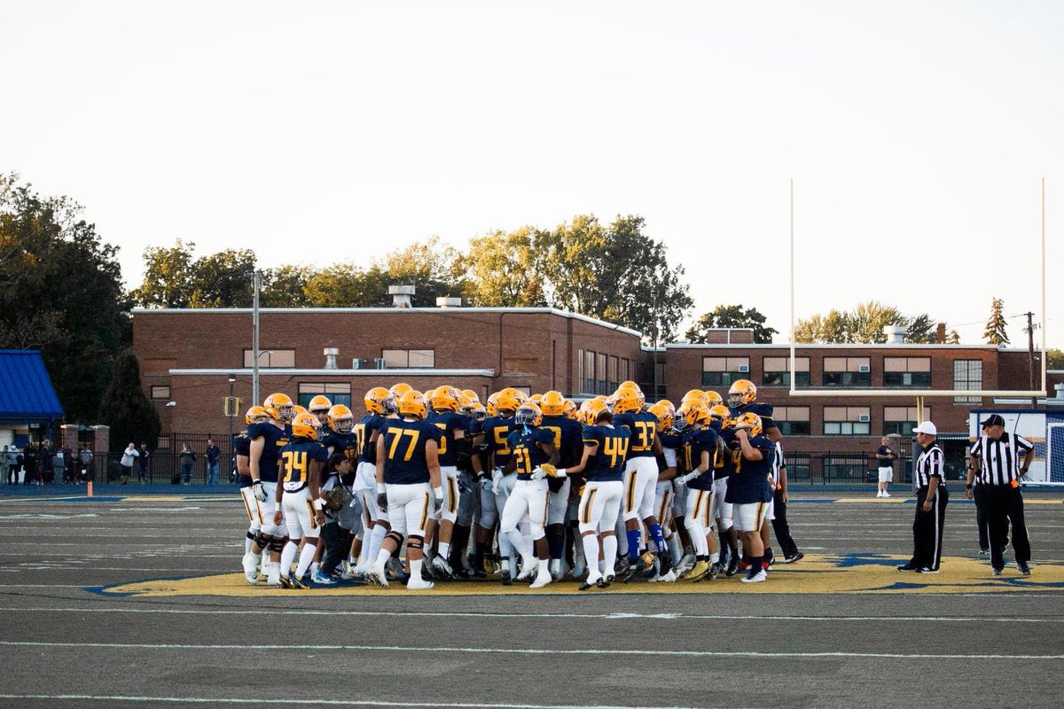 Drodebaugh2005's tweet photo. Junior year… Thank you for everything seniors🤞🏽💙💛 @WhitmerFB @WhitmerAthletic #44out https://t.co/haWcWAbzk4