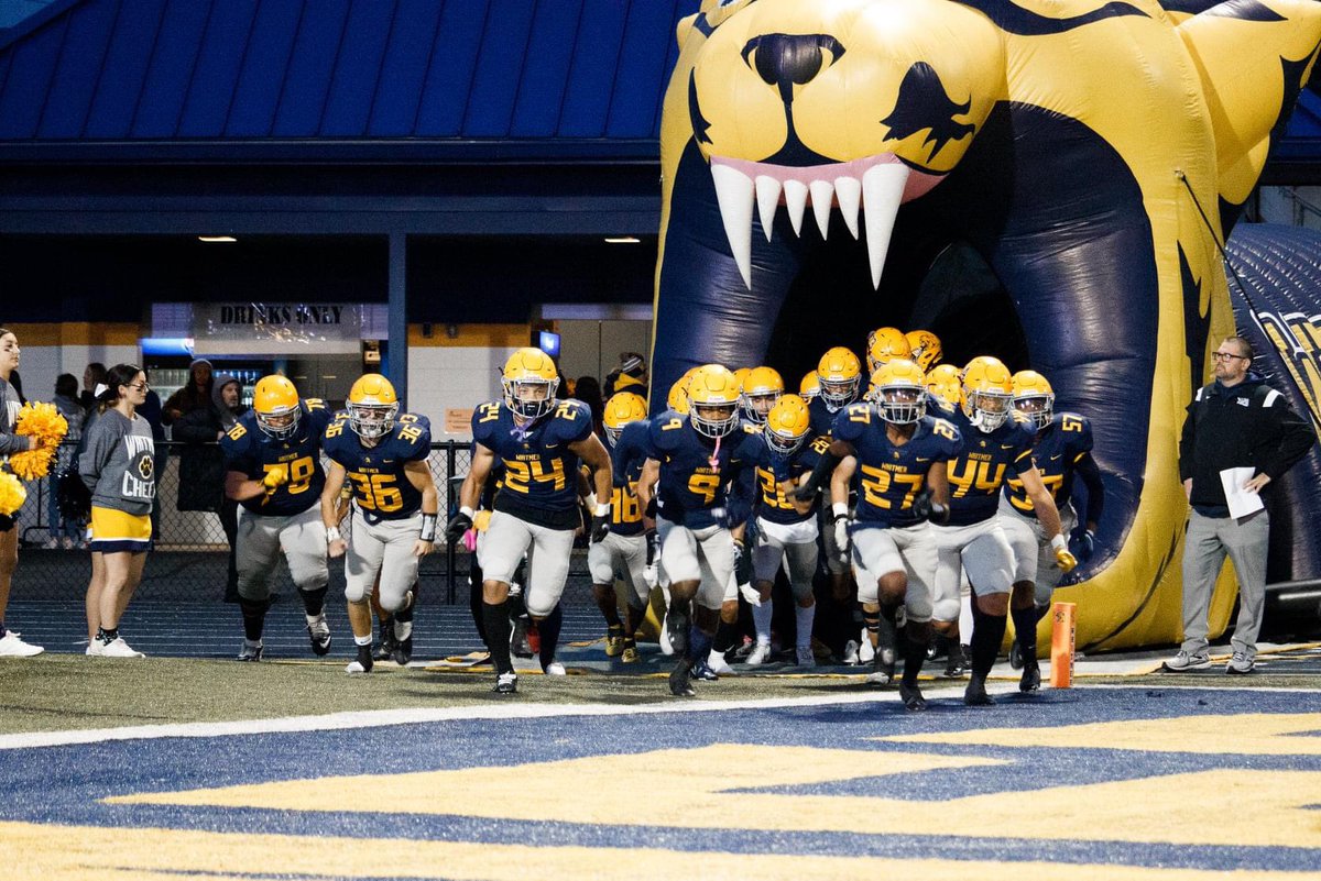 Drodebaugh2005's tweet photo. Junior year… Thank you for everything seniors🤞🏽💙💛 @WhitmerFB @WhitmerAthletic #44out https://t.co/haWcWAbzk4